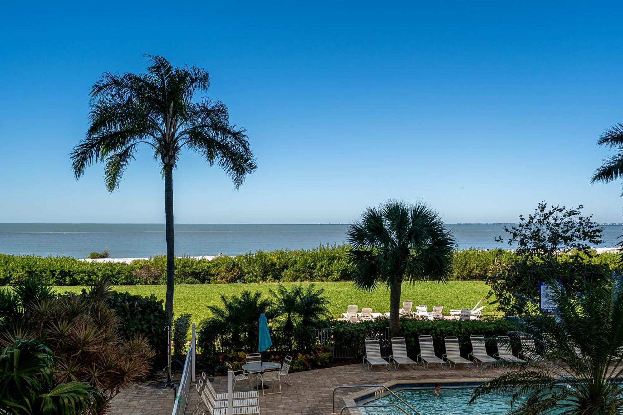 Beachfront Bliss: Gulf Views, Pool & Pet-Friendly Villa Fort Myers Beach Exterior photo