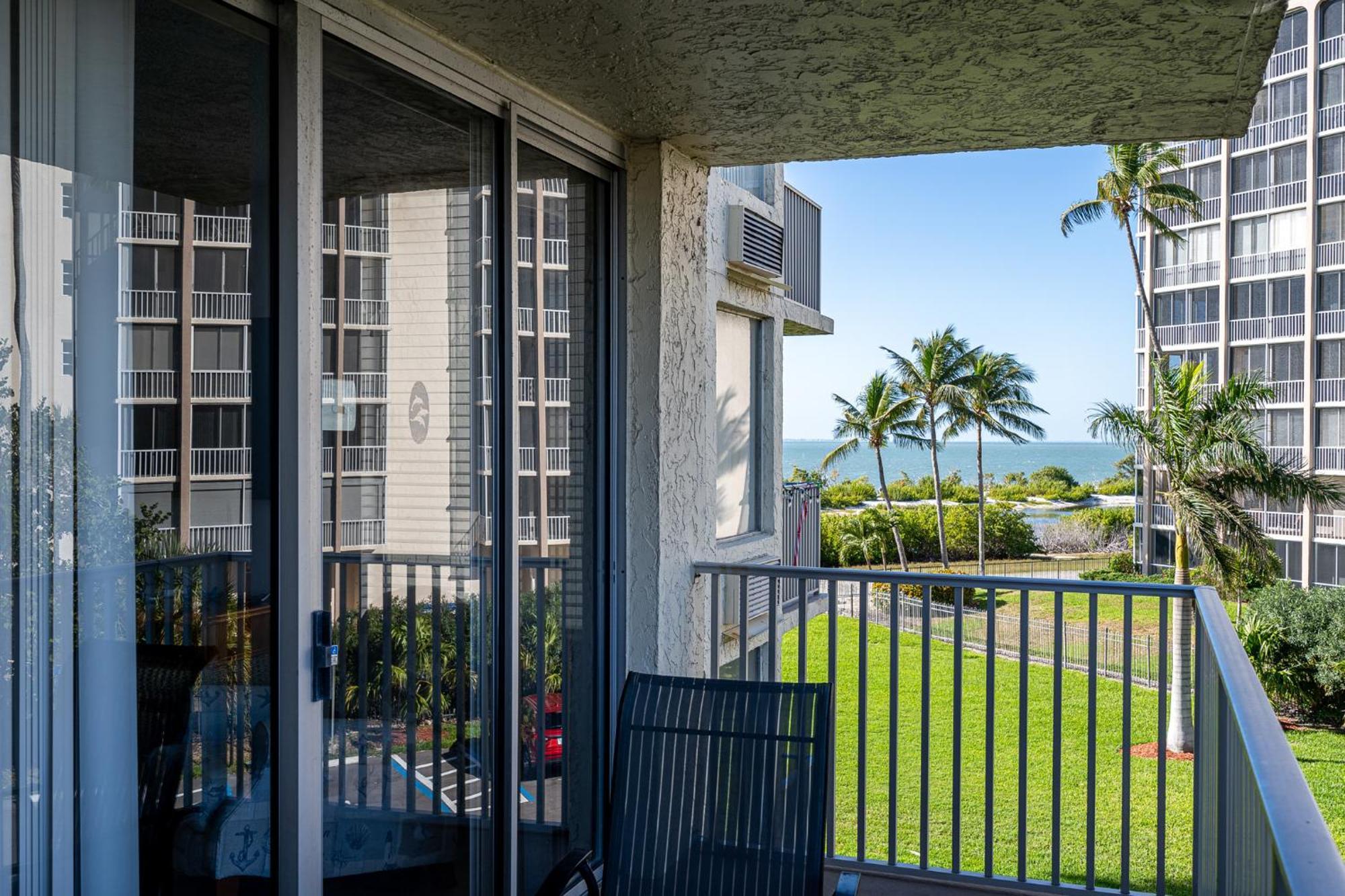 Beachfront Bliss: Gulf Views, Pool & Pet-Friendly Villa Fort Myers Beach Exterior photo