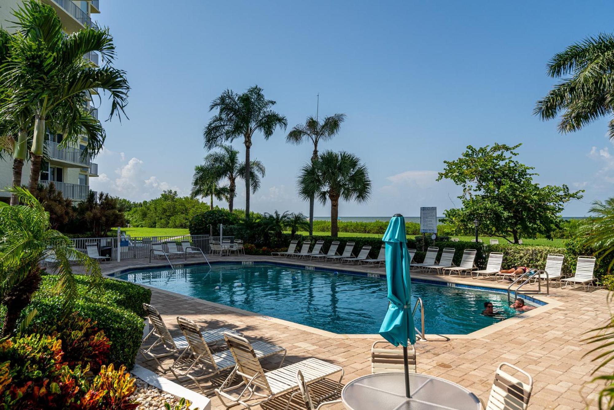 Beachfront Bliss: Gulf Views, Pool & Pet-Friendly Villa Fort Myers Beach Exterior photo