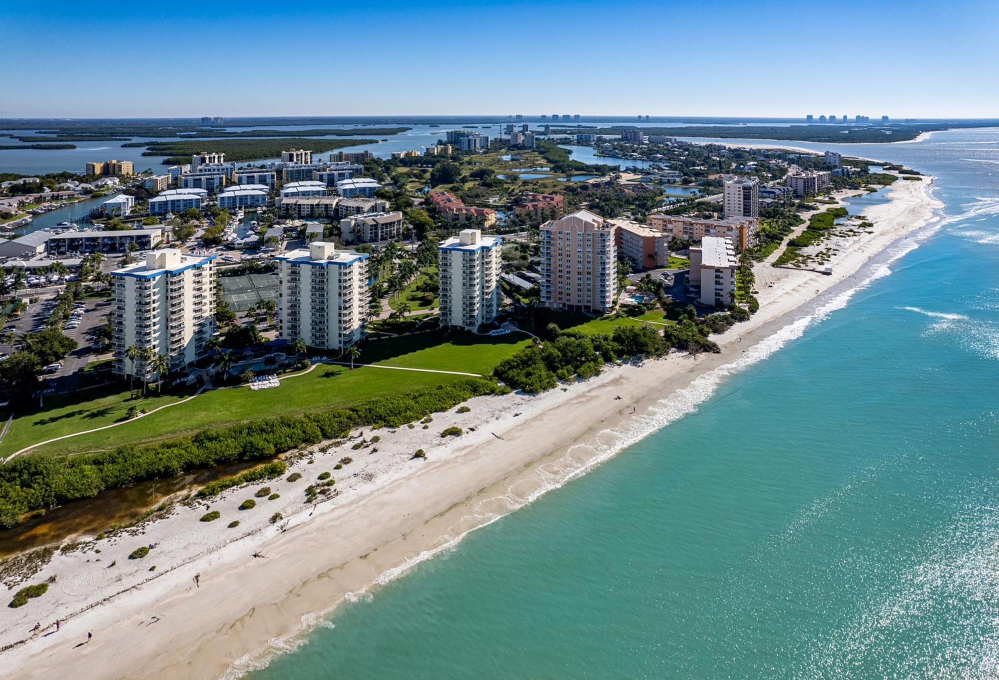 Beachfront Bliss: Gulf Views, Pool & Pet-Friendly Villa Fort Myers Beach Exterior photo